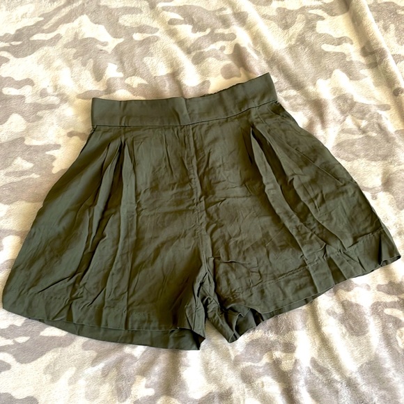 H&M Pants - H&M S women’s high rise pull on olive green casual shorts w/pockets